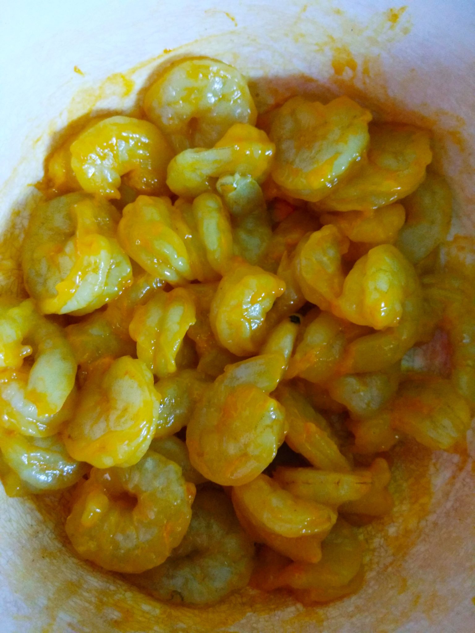 Marinate prawns with salt and turmeric