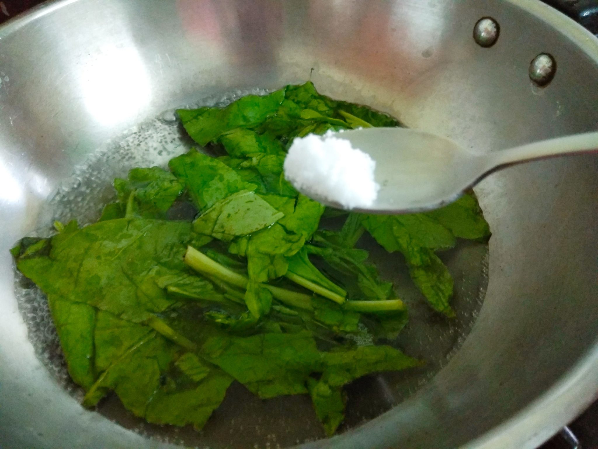 Palak boiling in water